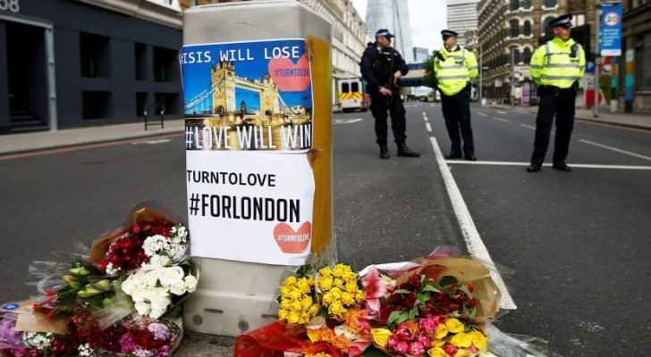 Flowers and messages behind a police cordon near the site of an attack that left 7 people dead and dozens injured in London, June 4, 2017. (Reuters) 