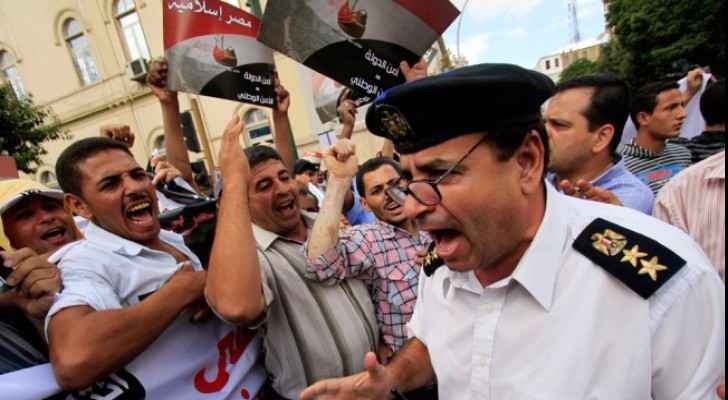 Roadside bomb kills policeman south of Cairo