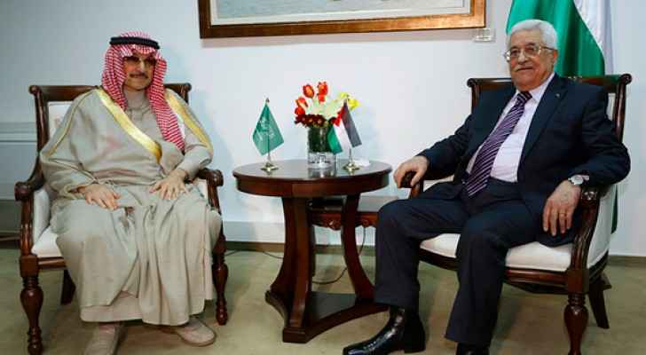 Palestinian President Mahmoud Abbas (R) meets Saudi Arabia's Prince Waleed bin Talal in the West Bank city of Ramallah, March 4, 2014.  (Reuters) 
