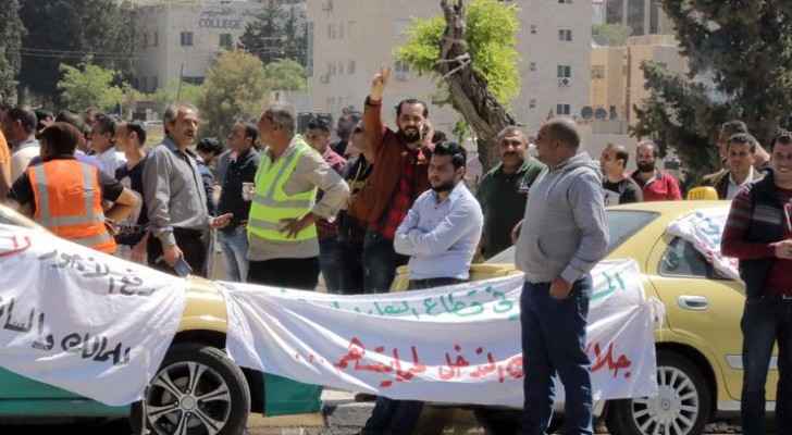 Taxi drivers protesting outside of parliament, calling for banning apps like Uber and Careem. (Photo Credit: Osama Aqarbeh/Jordan Times)
