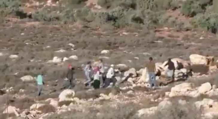  Palestinians being attacked by settlers in Nablus. (Screengrab)  