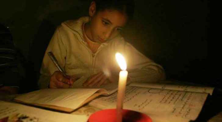 Gazan girl studying for finals using the light of candles (Al-Monitor)