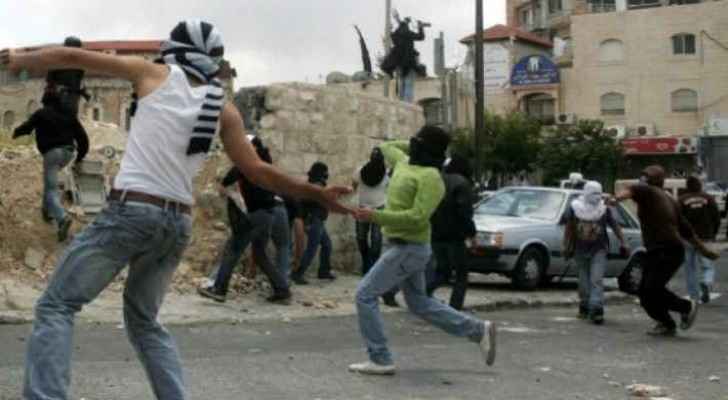 Palestinian youth resisting Israeli forces. (Archive)