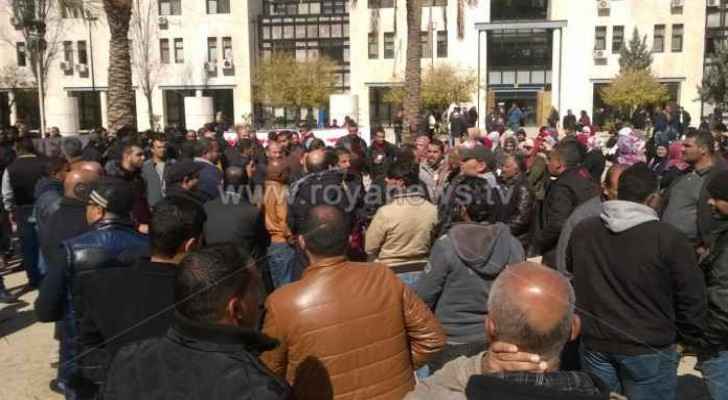 Workers gathered in front of the GAM headquarters. (Roya)