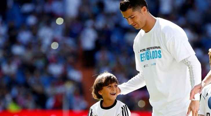 Cristiano Ronaldo with a Syrian refugee child whose father was tripped by a camerawoman in Hungary (DailySabah)