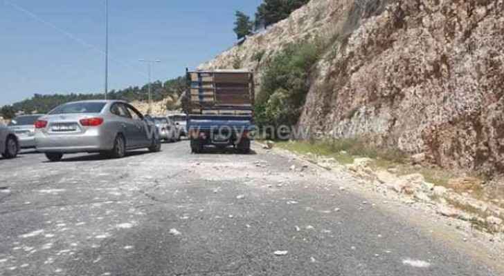 Footage for the rockslide that took place on Sunday on Amman-Irbid road. (Roya)