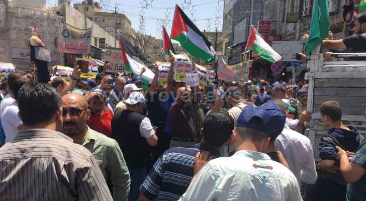 Tens of Jordanians demonstrating in front of Al-Hussiny Mosque in Amman 