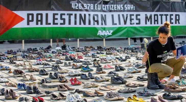  4,500 empty pairs of shoes were positioned for the EU foreign ministers to see. (Avaaz)