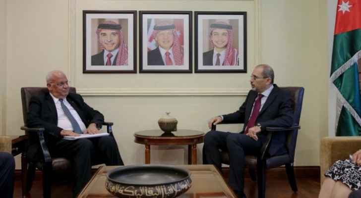 Safadi, Erekat talk UNRWA support, peace efforts