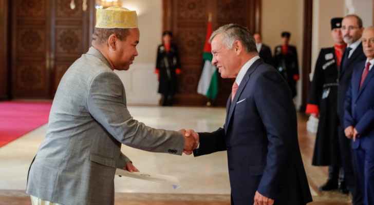 King accepts newly appointed ambassadors to Jordan