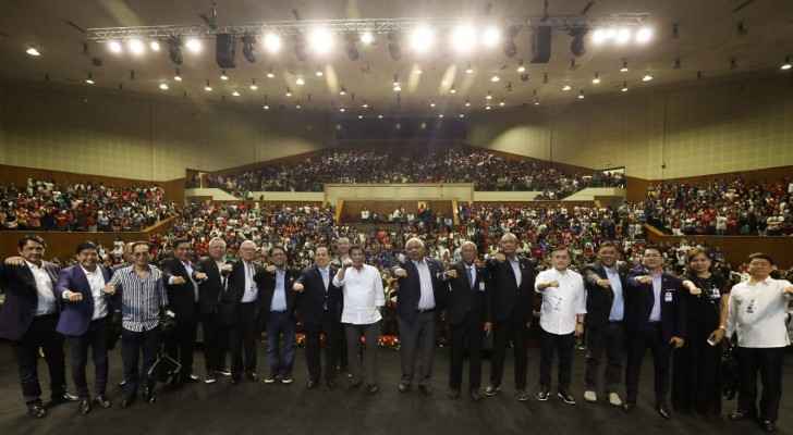 President Duterte cuts Jordan visit short, meets with Filipino community (Photos)