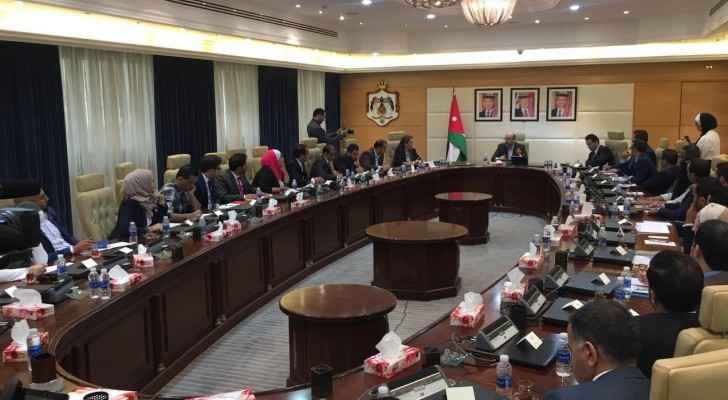 Razzaz meets youth at Jordanian Prime Ministry 