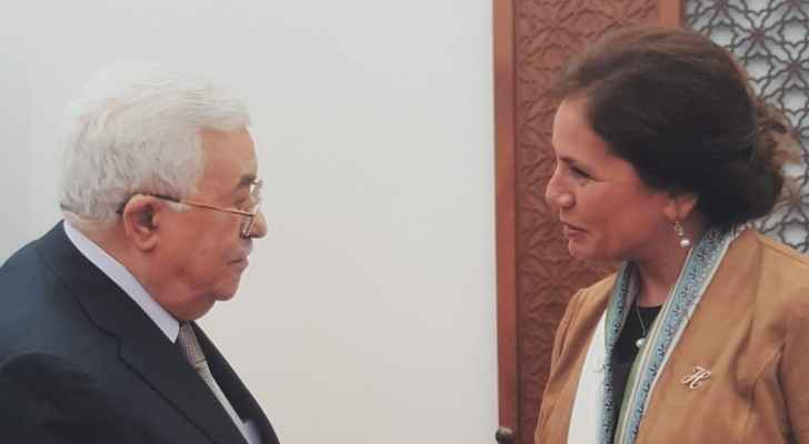 Palestinian President Abbas and Jordanian Minister of Energy and Mineral Resources, Hala Zawati.