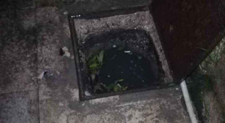Manhole floods in front of house in Amman, citizen appeals for help