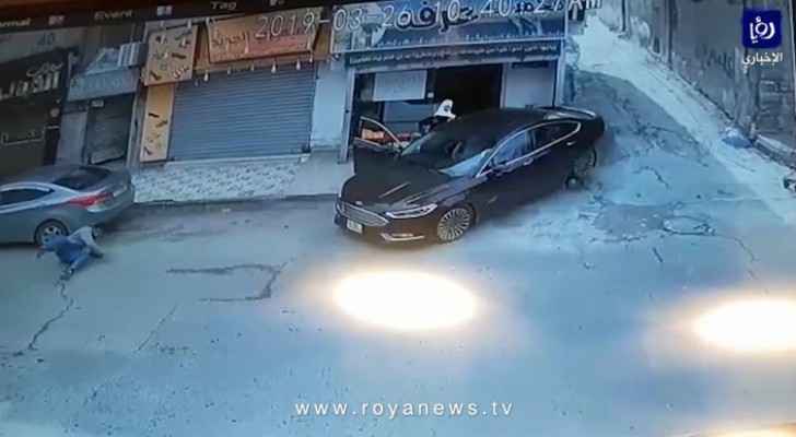 Video: Driver loses control, hits citizens in Amman