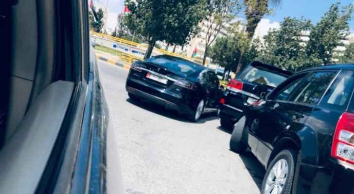 Minister's vehicle closes down road in Amman