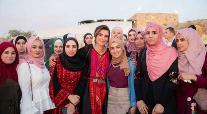 Queen Rania joins youth, community representatives for iftar in Tafileh