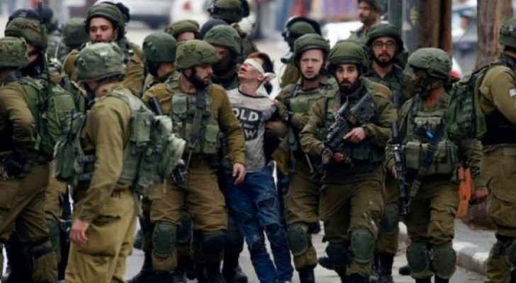 Occupation forces detain 14 Palestinians in West Bank