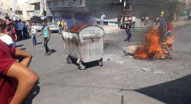 Protestors block main road in Karak with stones, burning tires