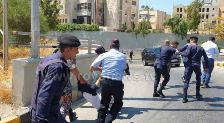 Security forces use tear gas during Teachers Syndicate protest near 4th circle