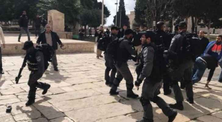 Video: IOF attack guards of Al-Aqsa