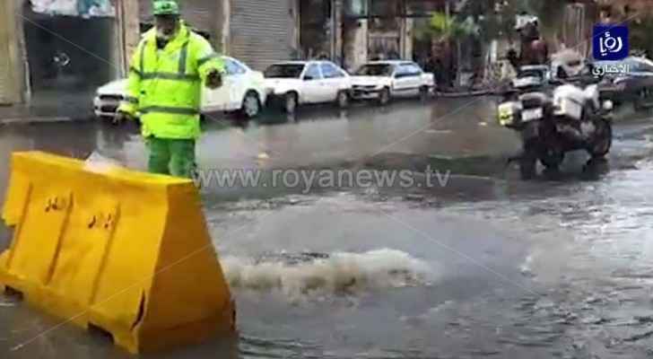 Video: Manhole floods due to heavy rainfall in Downtown Amman