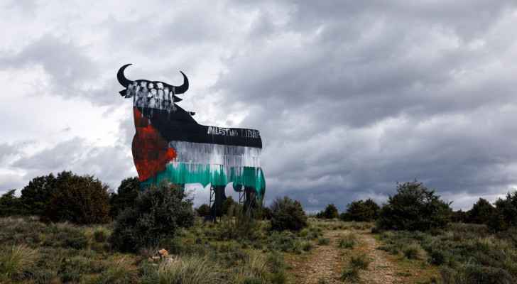 An Osborne Bull billboard painted with the Palestinian flag and a writing reading "Free Palestine" (Madrid, Spain) (March 27, 2024) (Photo: AFP)