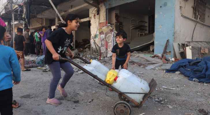 A girl pushes a cart with water containers in Rafah, south Gaza amid the dire condition in the Strip. (April 17, 2024) (Photo: AFP) 