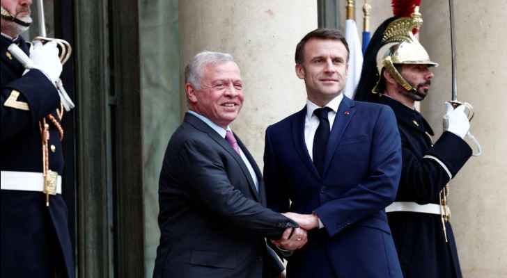 French President Emmanuel Macron welcomes His Majesty King Abdullah II as he arrives in Paris (February 16, 2024) (Photo: Gonzalo Fuentes / Reuters)