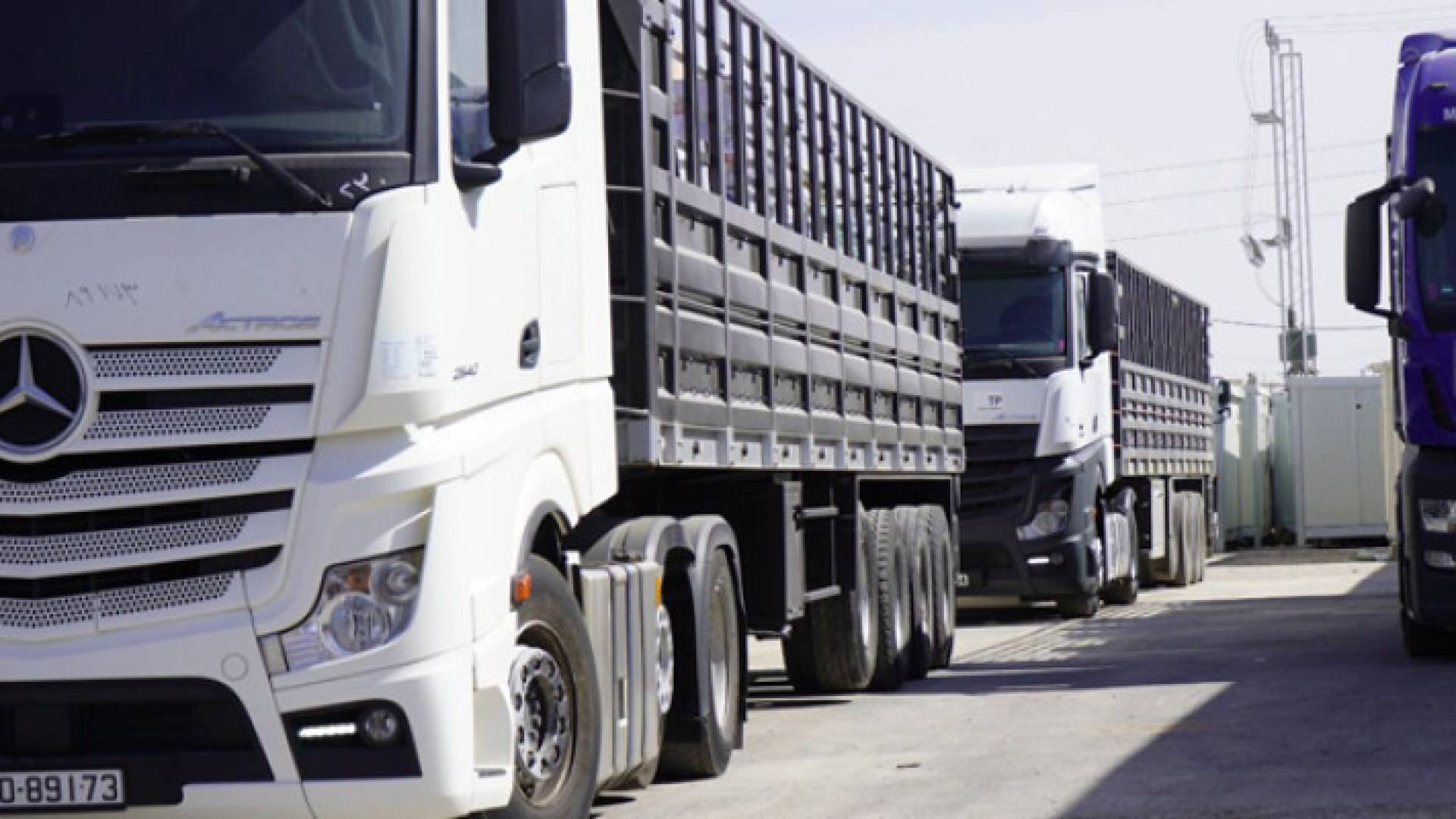 Jordanian trucks bound for Lebanon remain stuck at Syrian Free Zone