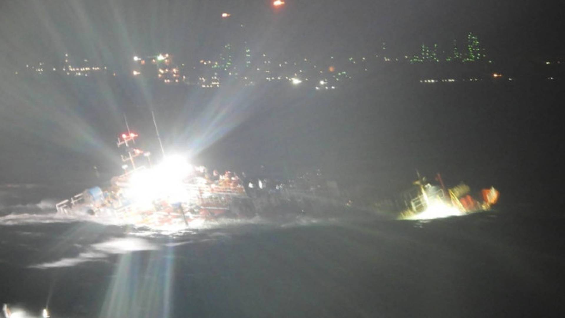 MT Terra Nova tanker starts leaking oil after sinking in Manila Bay