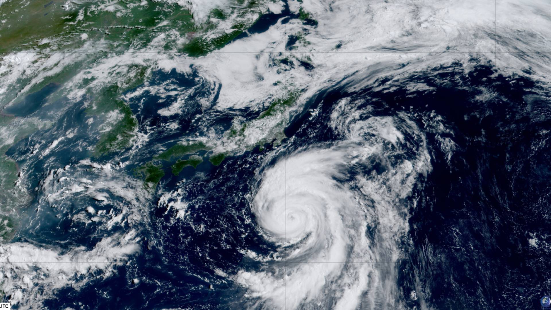 Typhoon Ampil closes in; Japan cancels flights, trains