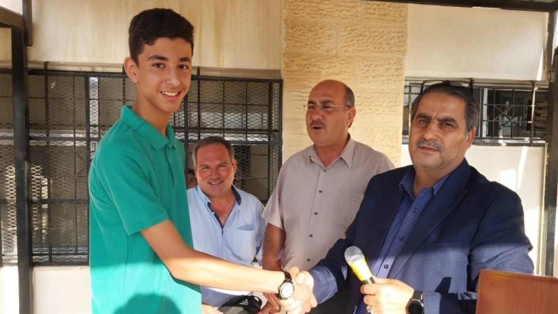 Supermarket owner reunited with JD 3,400 thanks to honest student