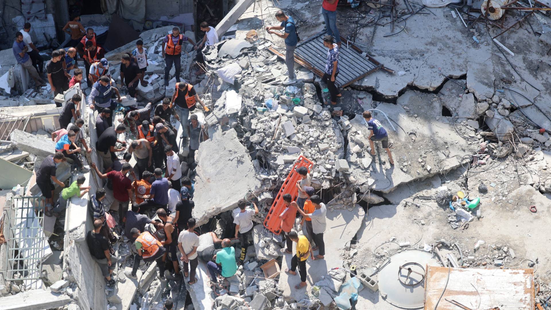 Roya reporter: Israeli Occupation commit massacre in Al-Faluja School in Jabalia