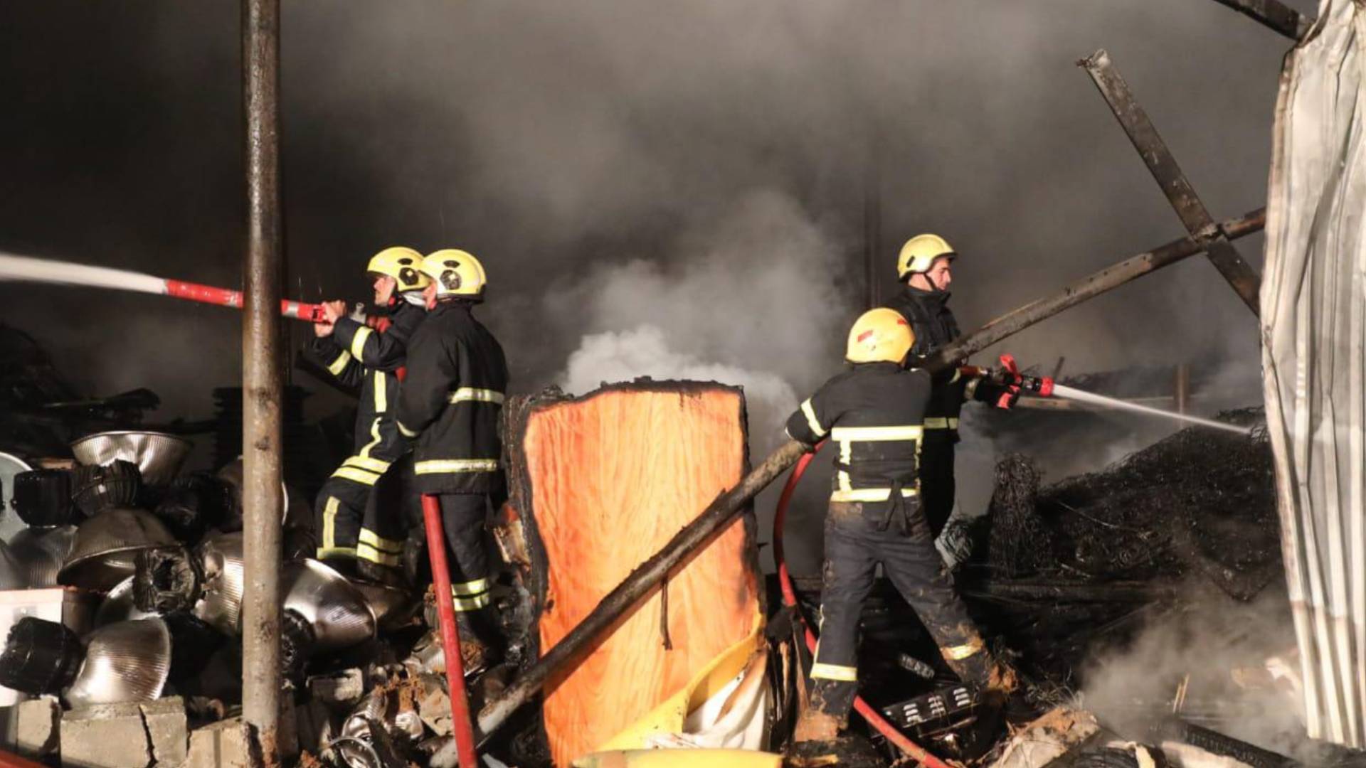 Civil defense teams extinguish 5,000-square-meter warehouse fire in Amman