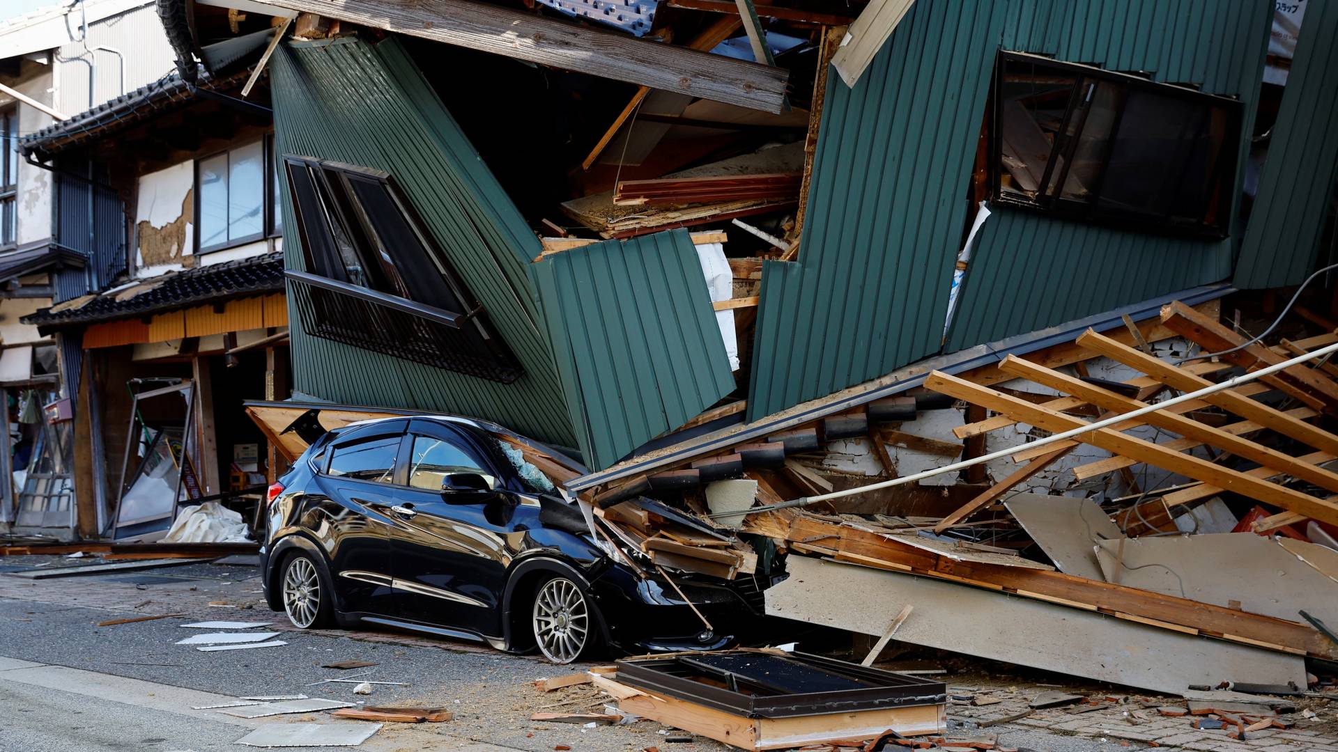 Earthquake prompts tsunami alert in Japan