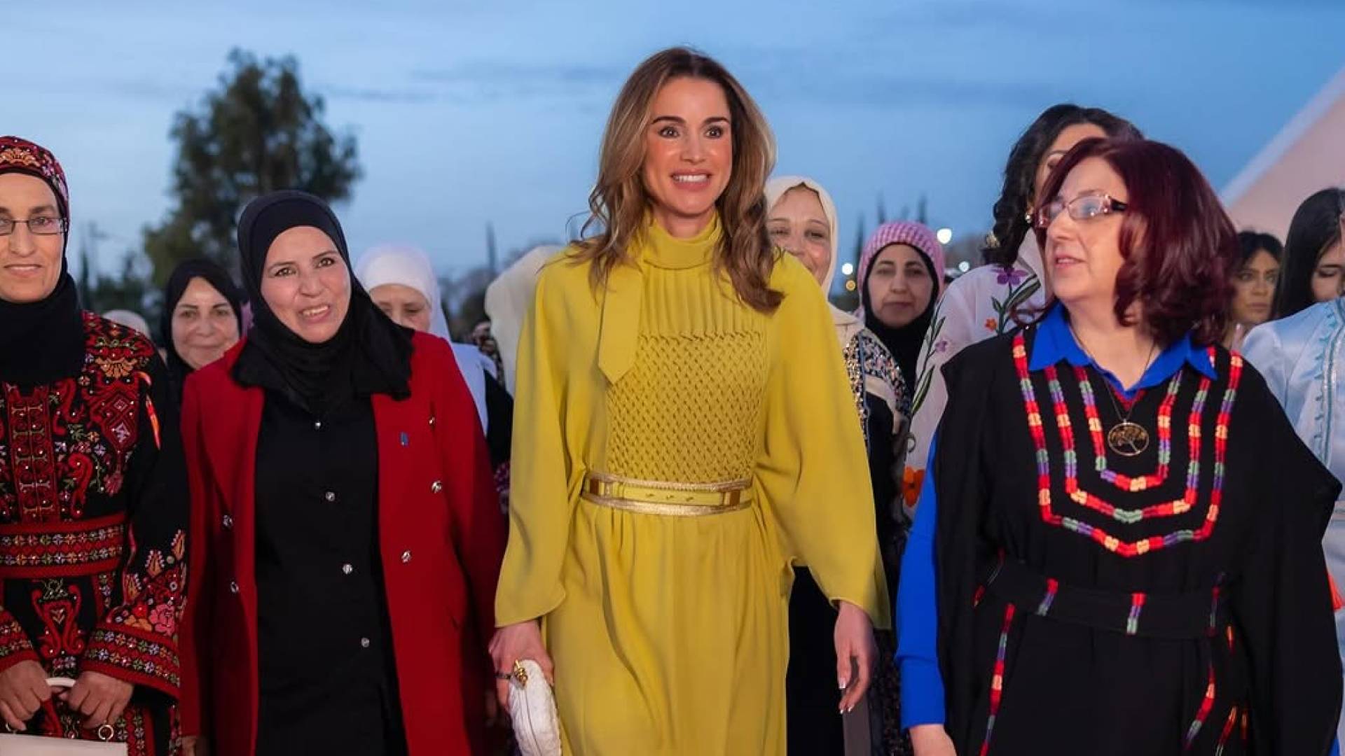 Queen holds Iftar banquet for women in Madaba