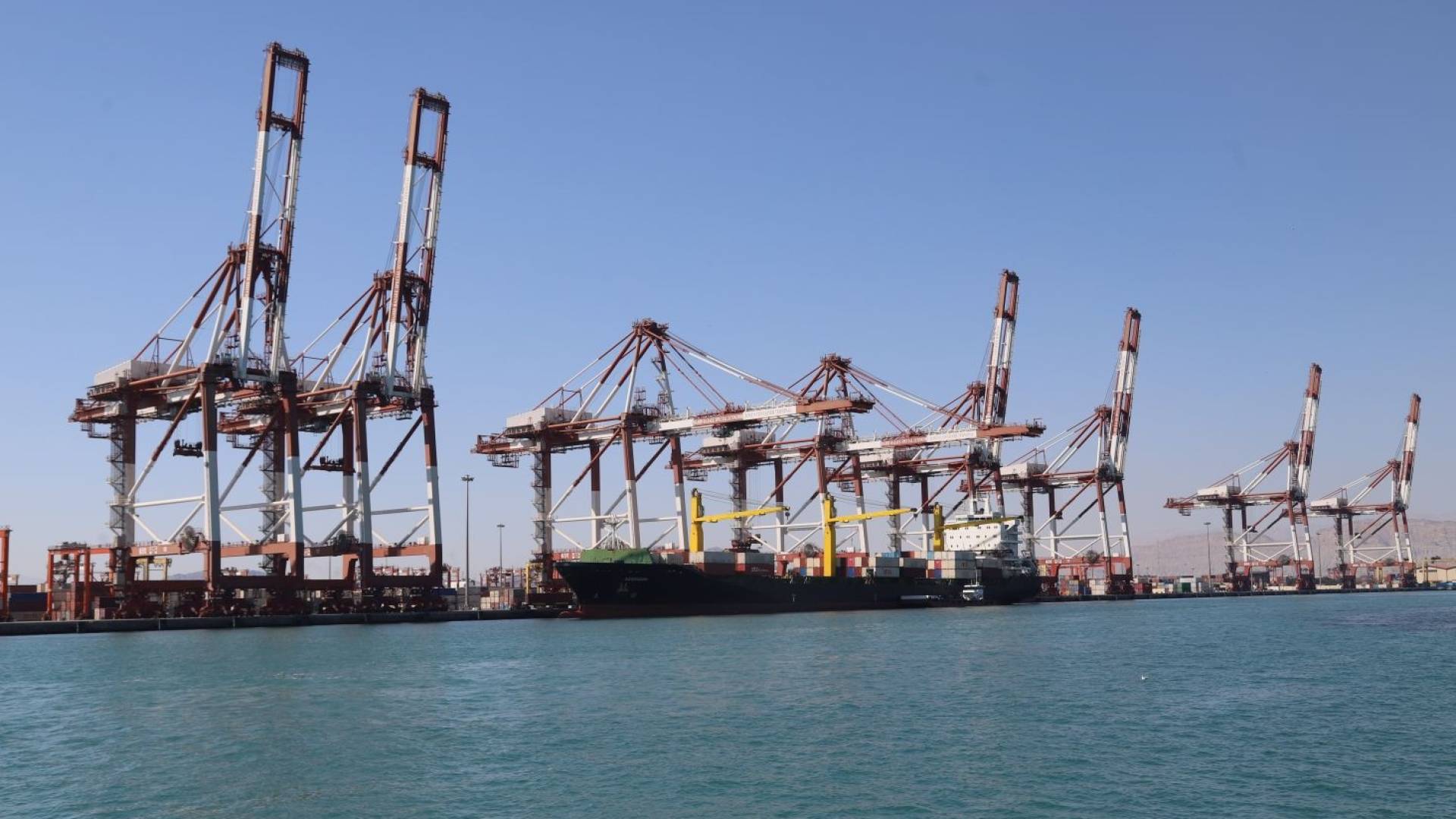 Hundreds injured in massive explosion in southern Iran