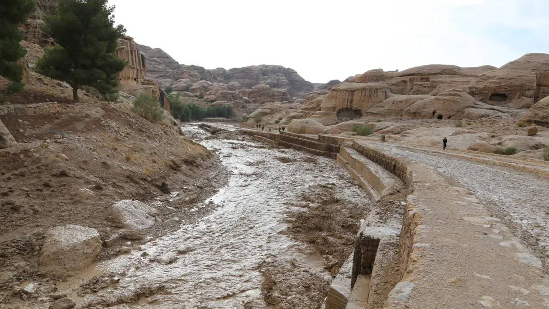 VIDEO: Hundreds of tourists evacuated from Petra amid flash floods