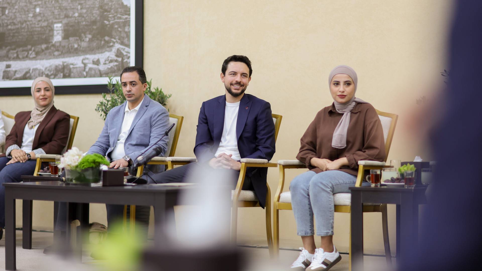 Crown Prince meets with Mafraq youth