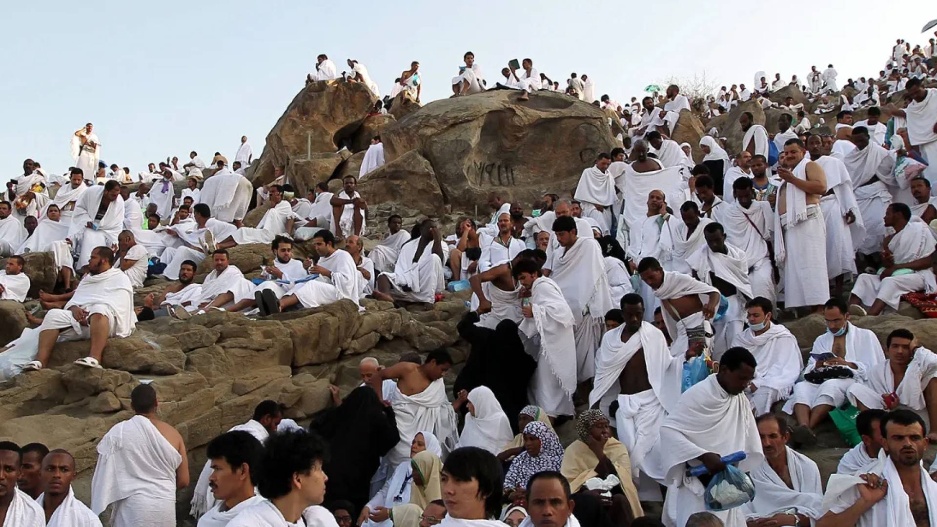 VIDEO: Pilgrims ascend Mount Arafat for Hajj climax