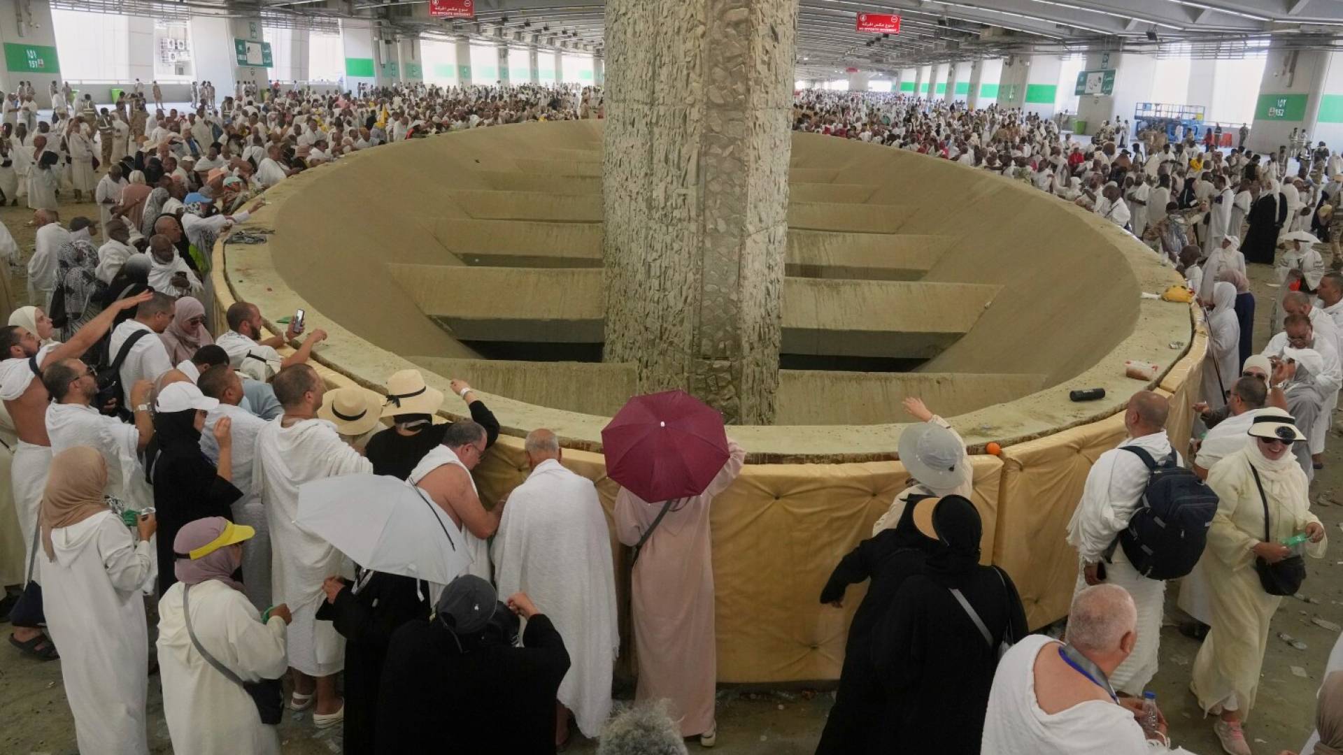 VIDEO: Hajj pilgrims perform stoning of Jamarat on first day of Tashreeq