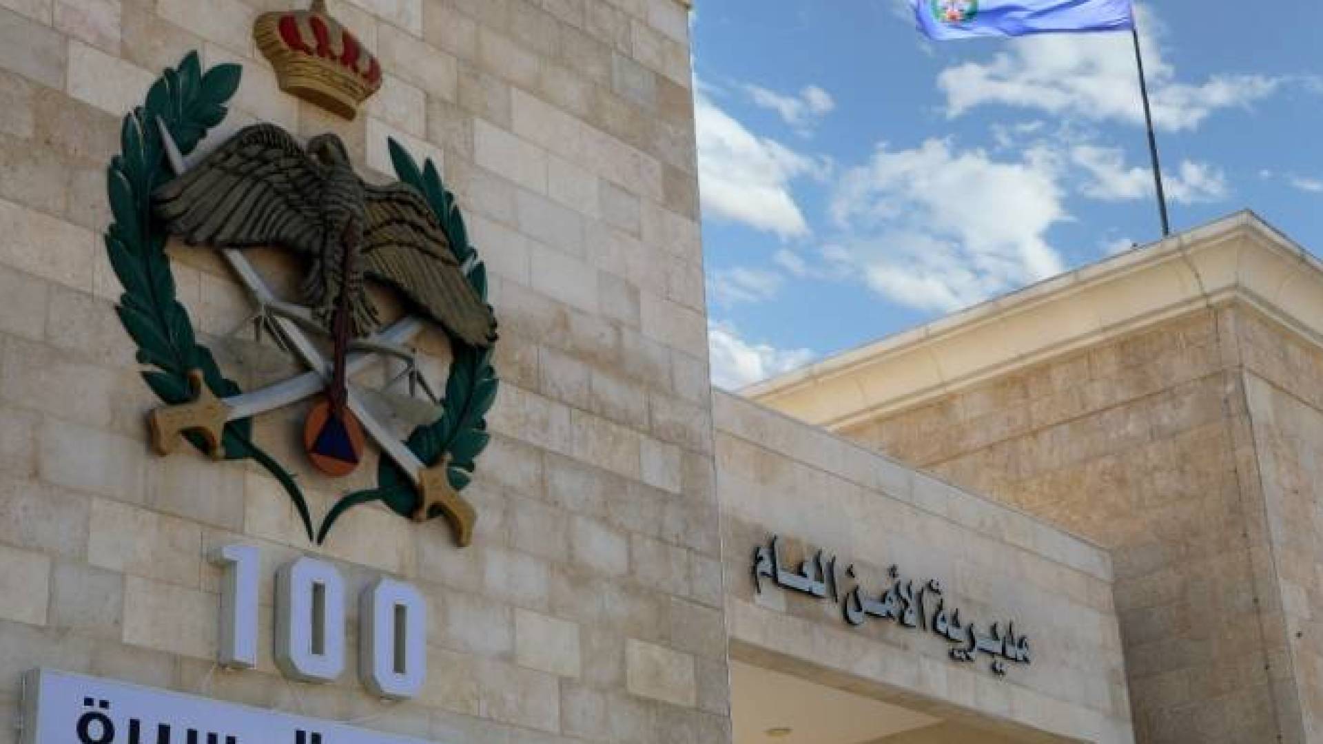 Ten injured in mid-sized bus rollover in Aqaba, Jordan