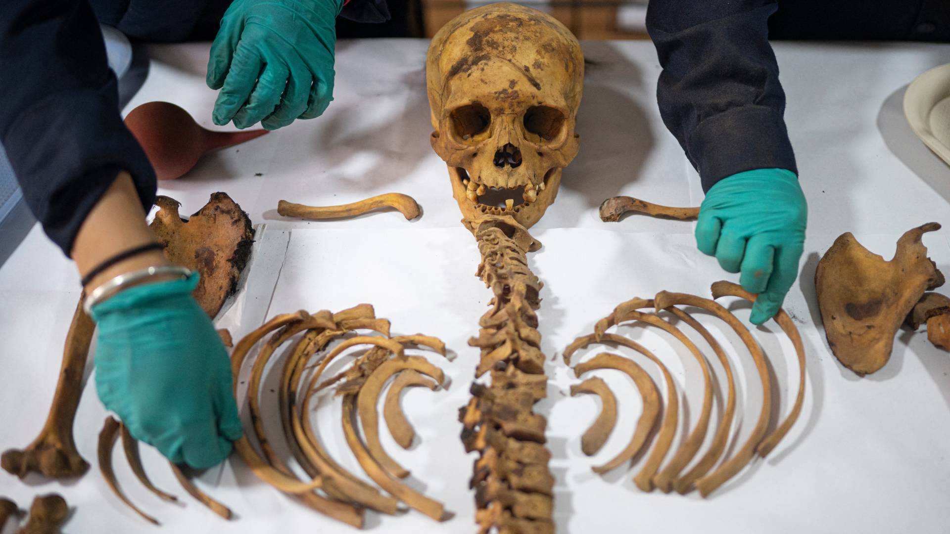 VIDEO - Peru gas workers find thousand-year-old mummy