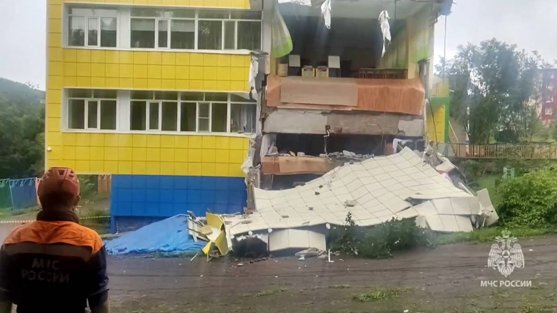 Russia declares emergency on tsunami-hit islands