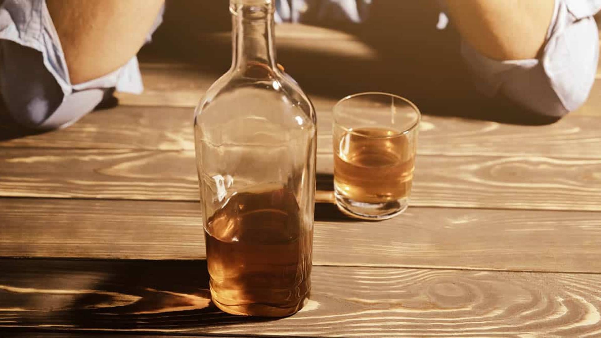 Kuwait arrests 67 in deadly alcohol poisoning case