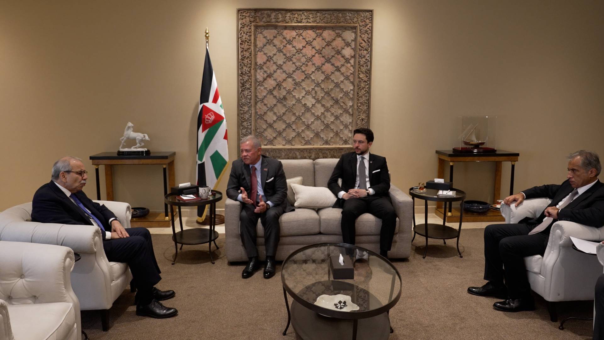 King meets with Lebanon PM, affirms Jordan’s support for Lebanese people