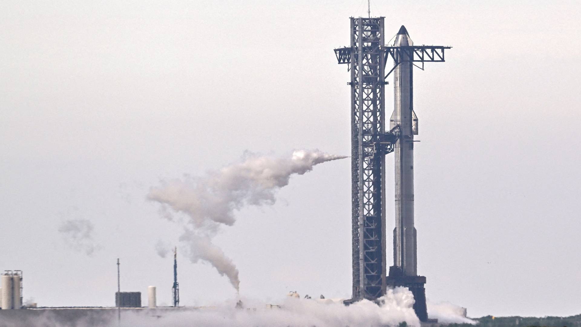 SpaceX postpones Starship launch due to bad weather