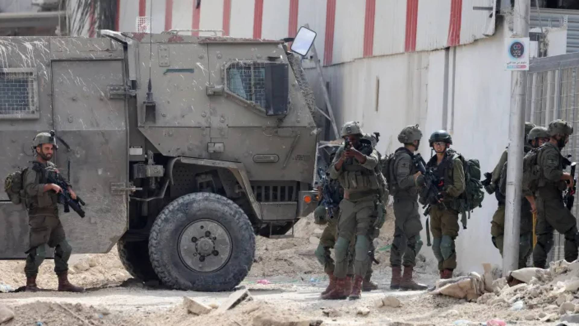 'Israeli' forces raid Nablus, deploy snipers on rooftops