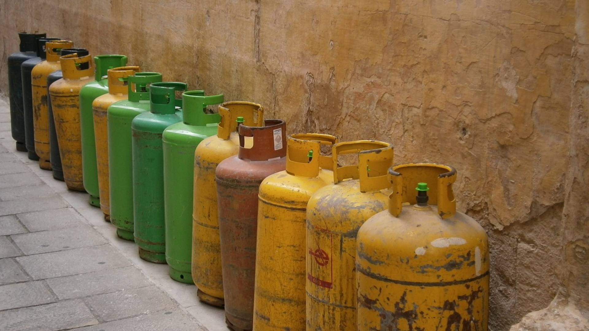 Jordanian authorities respond to gas cylinder explosion in Amman